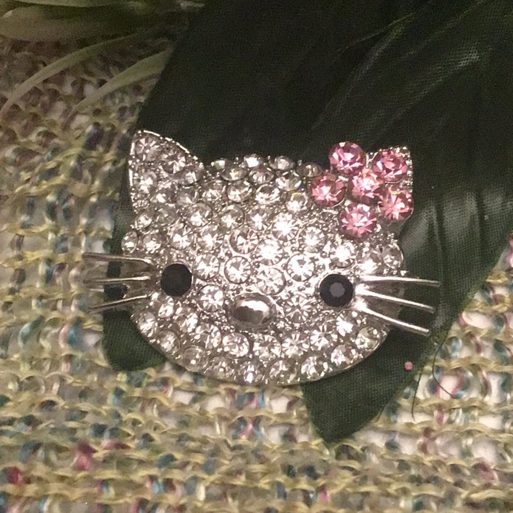Hello Kitty Brooch - Picture 2 of 5